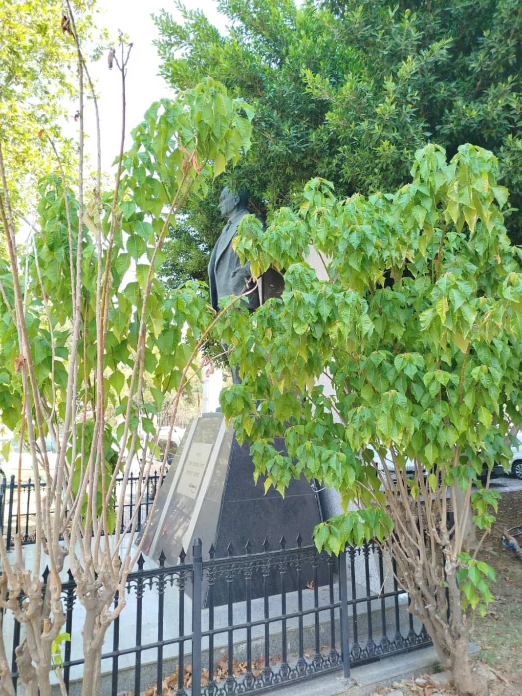 Antalya’da Atatürk Heykeli Ağaçların Arasında Kayboldu 1